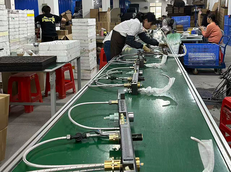 медный смеситель для кухни